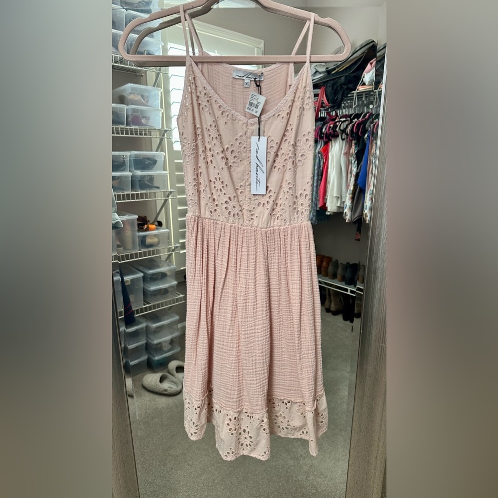 Super cute summer/spring dress never worn. XS